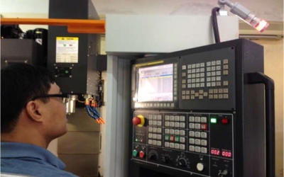 Kiểm tra thiết lập bộ điều khiển Fanuc cho máy CNC.